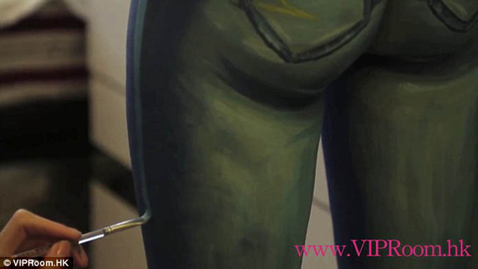 Kehamaalingute kunstnik Sandra Bakker joonistas modellile jalga teksad ülima täpsusega, viimistledes viimse detailini.
